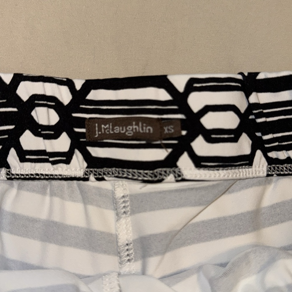 J. McLaughlin Patterned Skort, size XS, zipped side pockets. - Picture 4 of 4